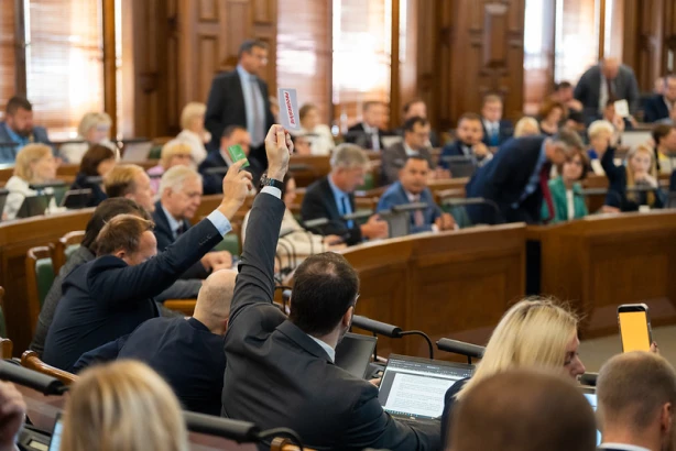 Saeimā kritiski novērtēta līdzšinējā banku risku vadības sistēma