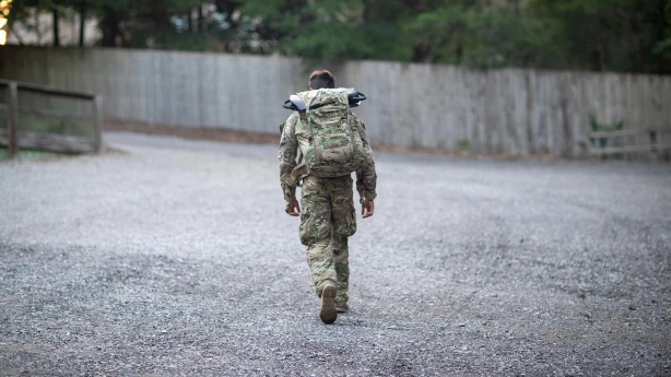 Uzņēmuma darbinieks valsts aizsardzības militārajā dienestā