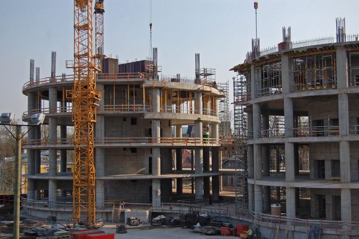 Rīgas dome veic izmaiņas pašvaldības nodevām par infrastruktūras uzturēšanu un attīstību