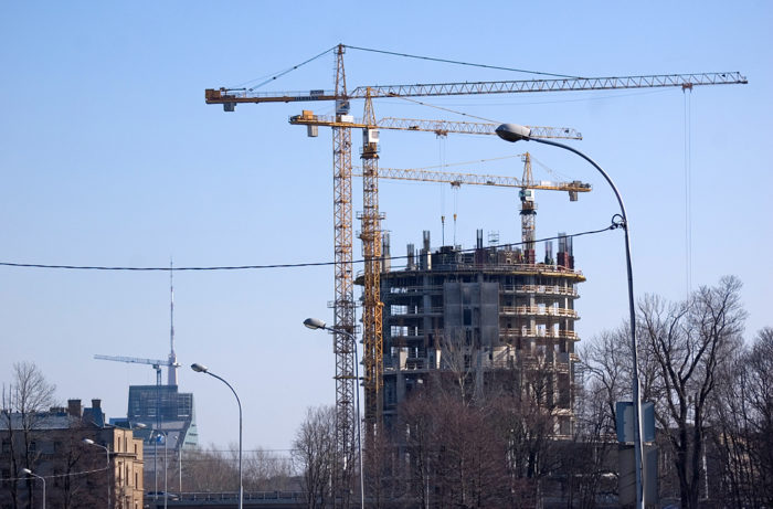 Plāno noteikt elektronisko darba laika uzskaiti par obligātu arī mazākos būvobjektos