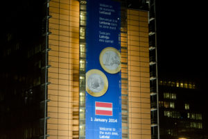 Apsveikums Latvijai ar eiro ieviešanu uz Eiropas Komisijas ēkas Briselē. Foto: I. Kubliņš, Plz.lv
