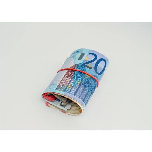 Pērn vidējā neto alga valstī bija 742 eiro, gada laikā pieaugot gandrīz par 10 procentiem