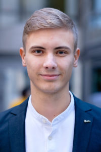 Aksels Zingulis, LL. B., Vīnes Ekonomikas un biznesa universitātes (Wirtschaftsuniversität Wien/Vienna University of Economics and Business) Vadības akadēmijas maģistrantūras students studiju programmā "Digitalizācija un nodokļu tiesības"