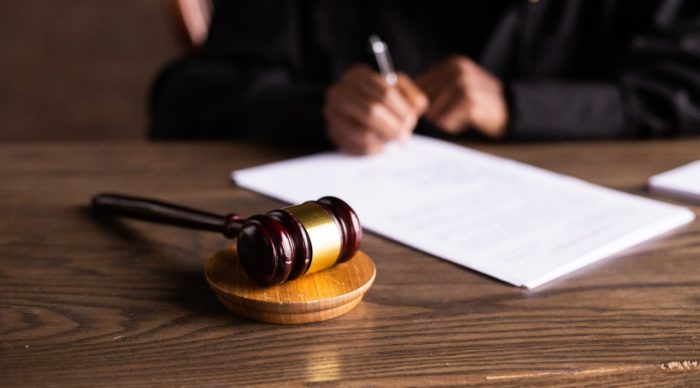 Zvērināts advokāts nedrīkst nepamatoti novilcināt lietu