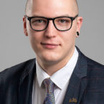 Oto Kristiāns Abrams, sertificēts profesionāls grāmatvedis  (sertifikāts Nr. 843), SIA Abrams Business Services (ārpakalpojuma grāmatveža licence Nr. AGL 0000073) valdes loceklis un atbildīgais grāmatvedis, PIKC Rīgas Valsts tehnikums grāmatvedības profesionālo priekšmetu pedagogs, SIA Juridiskā koledža grāmatvedības profesionālo studiju kursu lektors, Latvijas Republikas Ārpakalpojuma grāmatvežu asociācijas valdes priekšsēdētājs