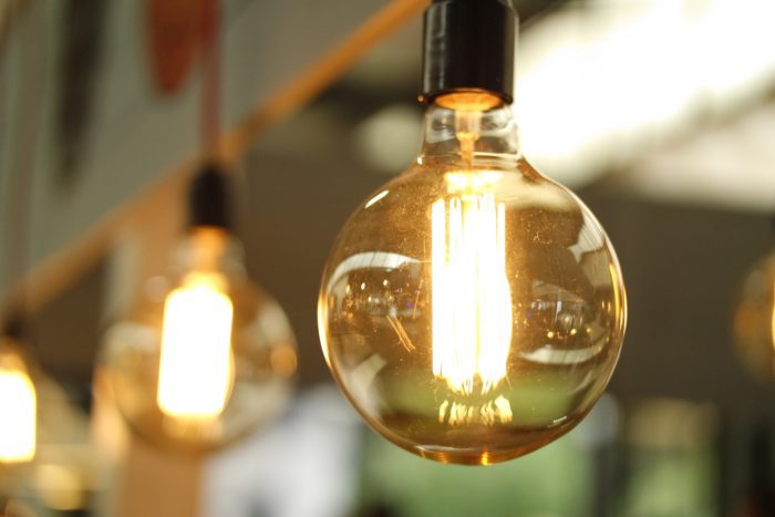 Par energouzņēmumu virspeļņu iekasēs nevis nodokli, bet novirzīs atjaunojamo energoresursu attīstībā