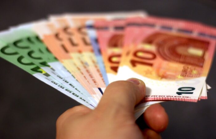 Nākamgad minimālo algu plāno celt līdz 700 eiro; Lietuvai un Igaunijai tomēr nepietuvosimies