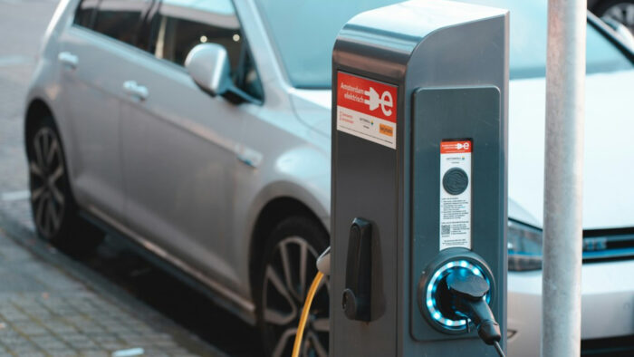 Paplašināts atbalsts komersantiem elektroauto iegādei un energoefektivitātes paaugstināšanai siltumapgādē