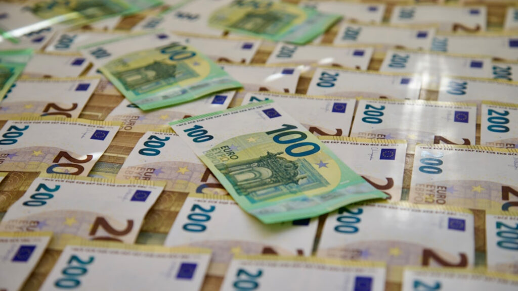 Nauda 100 EUR