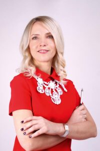 Līga Alberliņa,Mg. Oec., vadošā grāmatvede un konsultante, lektore grāmatvedības un darba likumdošanas jomā, transformatīvās un rekreatīvās elpošanas pasniedzēja un Latvijas Republikas Grāmatvežu asociācijas biedre