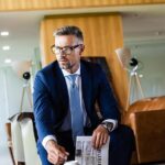 Tiesas process neizbeigsies pats no sevis ar atbildētājam labvēlīgu tiesas nolēmumu, ja atbildētājs izliksies, ka šāds process nemaz nenotiek un tajā nepiedalīsies – bezdarbība var  radīt tikai nelabvēlīgas sekas.