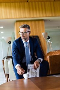 Tiesas process neizbeigsies pats no sevis ar atbildētājam labvēlīgu tiesas nolēmumu, ja atbildētājs izliksies, ka šāds process nemaz nenotiek un tajā nepiedalīsies – bezdarbība var radīt tikai nelabvēlīgas sekas.