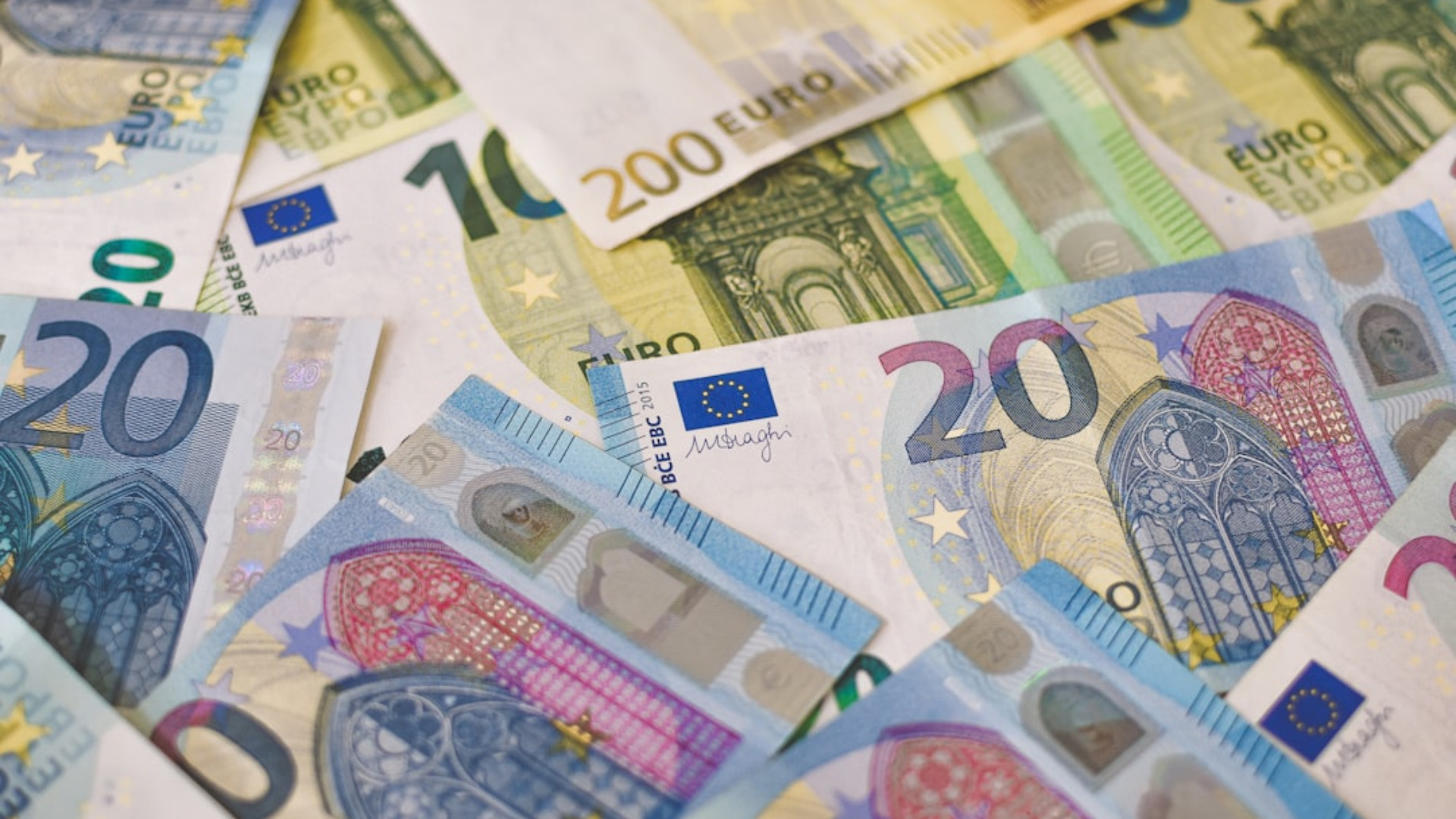 Palielinās patērētāju (nebanku) kredītdevēju izsniegto kredītu apjomi, pieaug jaunu parādu lietu skaits un summa