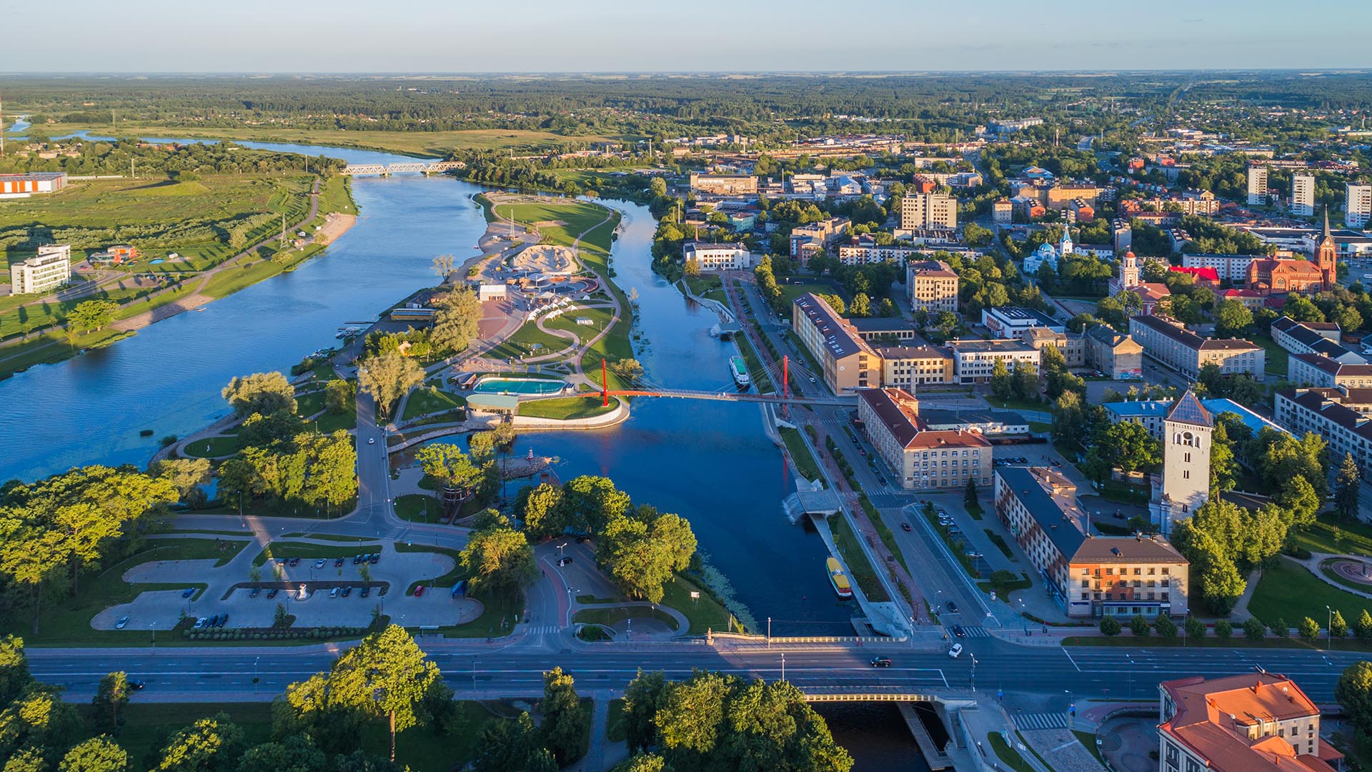 Skats uz Jelgavas sakārtotāko centra daļu — rekonstruēto Pasta salu un Jāņa Čakstes bulvāra promenādi.