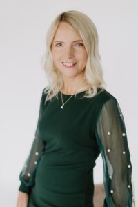 Līga Alberliņa, Mg. Oec., vadošā grāmatvede un konsultante, lektore grāmatvedības un darba likumdošanas jomā, transformatīvās un rekreatīvās elpošanas pasniedzēja un Latvijas Republikas Grāmatvežu asociācijas biedre