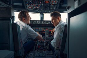 ņemot vērā kvalifikāciju, kas nepieciešama pilota amata veikšanai, un ar to saistītos pienākumus, nevar uzskatīt, ka pilotu darbs ir vienādas vērtības ar salona apkalpes locekļu darbu Direktīvas 2006/54 4. panta izpratnē.