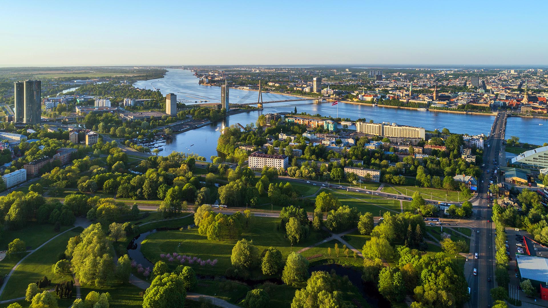 Skats no kreisā krasta uz Rīgas panorāmu. Daugava arvien gaida atgriežamies regulāro pasažieru prāmju satiksmi.